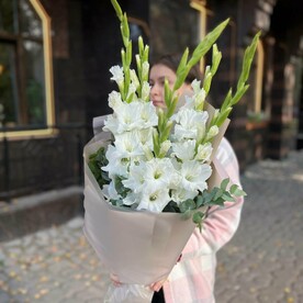 Букет из 5 белых гладиолусов