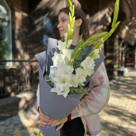 Букет из белых гладиолусов