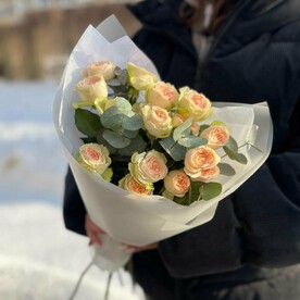 Кустовые розы с эвкалиптом