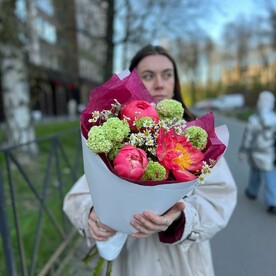 Коралловые пионы с полевыми ромашками