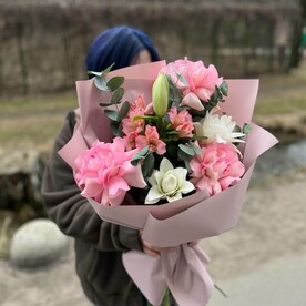 Французские розы с лилией и альстромерией