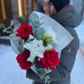 Букет из французских роз с пионовидной лилей