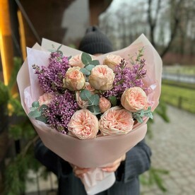 Букет из свежей сирени и пионовидных роз
