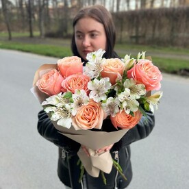 Букет из пеновидных роз и альстромерии