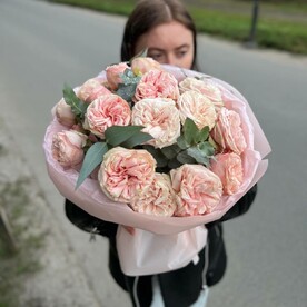 Букет из пионовидных роз с эвкалиптом