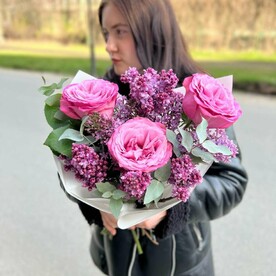 Букет из пионовидных роз и сирени