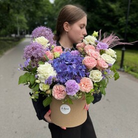Букет из пионовидных роз, гортензий, эустом и аллиума