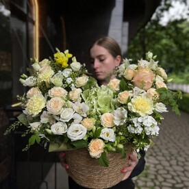 Огромная корзина с пионовидными розами, лизиантусами, гортензиями и гвоздиками