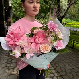 Розовый букет из роз, альстромерий и диантусов