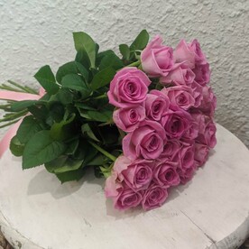 25 розовых роз