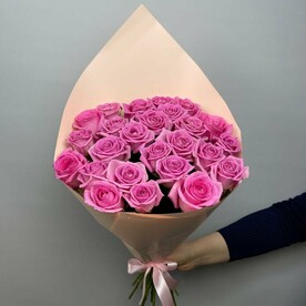 25 розовых роз