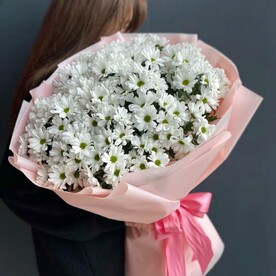 Нежный букет кустовых белых хризантем