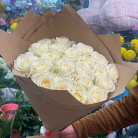 Классический букет белых роз в крафтовой упаковке