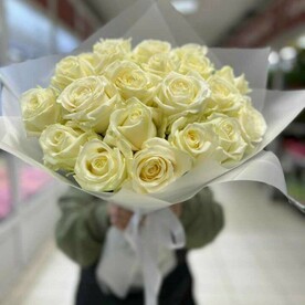 21 шикарная белая роза в матовой упаковке