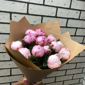 13 розовых пионов
