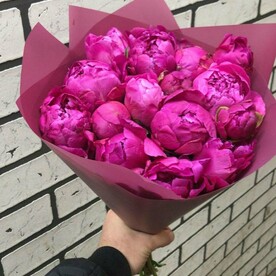 Букет из малиновых пионов