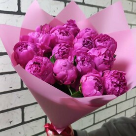 Шикарный букет малиновых пионов