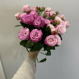 Букет нежных кустовых роз