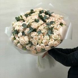69 кустовых роз с Эвкалиптом