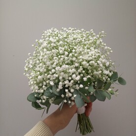 Букет невесты из белых Гипсофил и эвкалипта