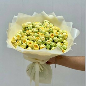 Букет жёлтых кустовых пионовидных роз