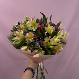 Нежный букет из 21 альстромерии микс