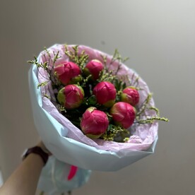 Свежий букет из 7 коралловых пионов
