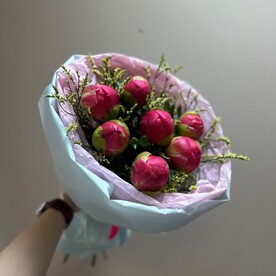 Букет из 7 сочных пионов
