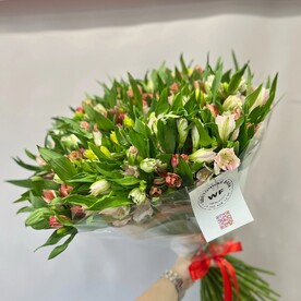 Огромный букет из 55 альстромерий