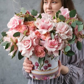 Роза пинк мондиаль, Роза кустовая, Эвкалипт, Стифа, Оазис, Шляпная коробка