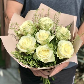 Букет из белых роз с зеленью, 7 шт