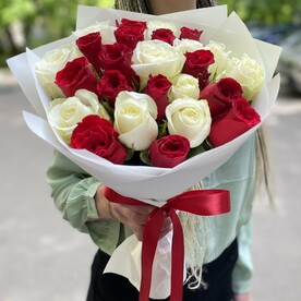 25 бело-красных роз Кения