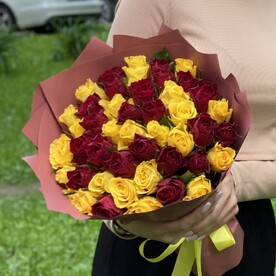 51 желто-красная роза Кения