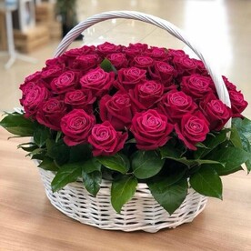 Корзина 51 малиновая роза