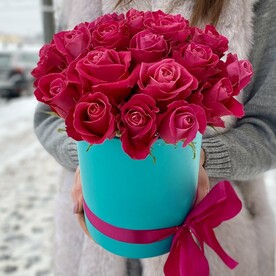 25 малиновых роз в коробке