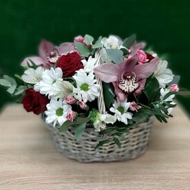 Альстромерия, Роза одноголовая, Орхидея, Писташ, Гвоздика кустовая, Хризантема кустовая, Эвкалипт, Пиафлор, Корзина