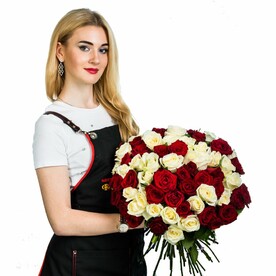 101 белая и красная роза