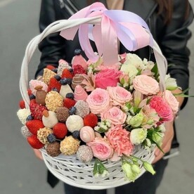 Роза кустовая, Альстромерия, Клубника в шоколаде, Голубика, Корзина