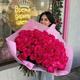 Букет из 75 малиновых роз Эквадор в упаковке