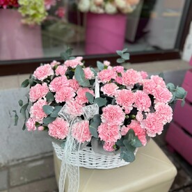 Корзина из диантусов и эвкалипта