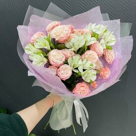 Букет Нежность  кустовые розы и альстромерия
