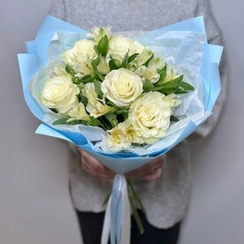 Букет из белых роз и альстромерии