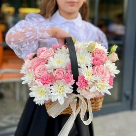 Композиция "юность" из хризантема, диантусов и кустовой розы