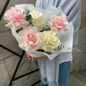 Розы французские кружевные и эвкалипт в букете «Розовый эликсир»