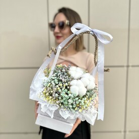 Ящик с гипсофилой и хлопком