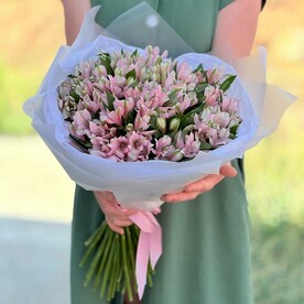 Букет из 35 розовых альстромерий