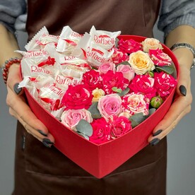 Коробка сердце ♥️ с кустовыми розами и конфетами Raffaello
