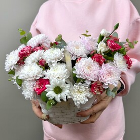 Корзина с кустовыми розами и хризантемами