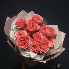Букет из яркой пионовидной розы