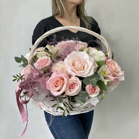 Роза, Гвоздика, Роза кустовая, Альстромерия, Писташ, Эвкалипт, Корзина, Оазис